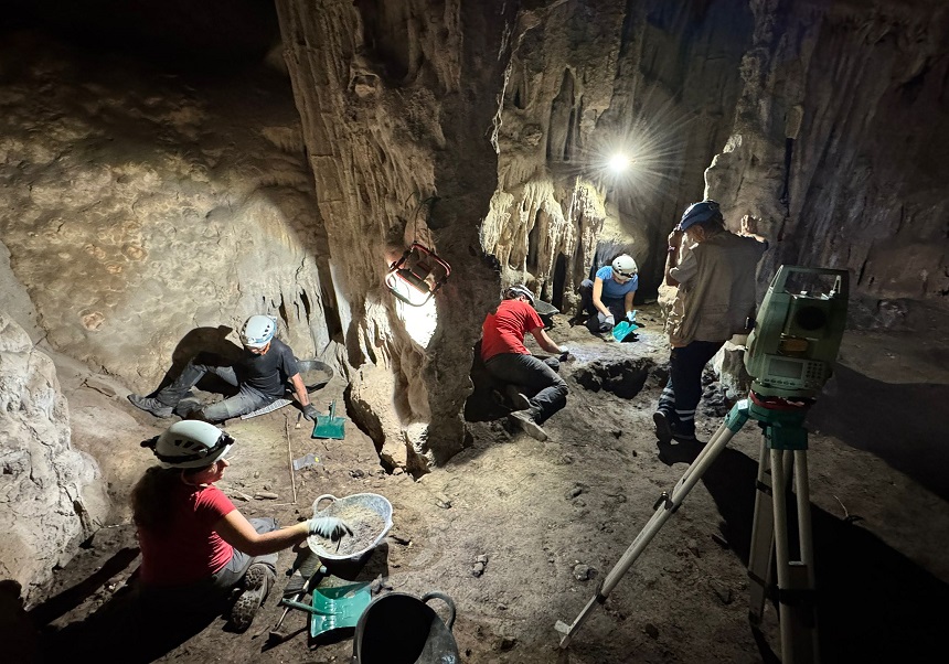 Dentro de la cueva